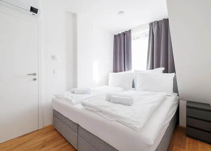 Апартаменти Symphony 38 - Modern Loft With Terrace And Grill In Location